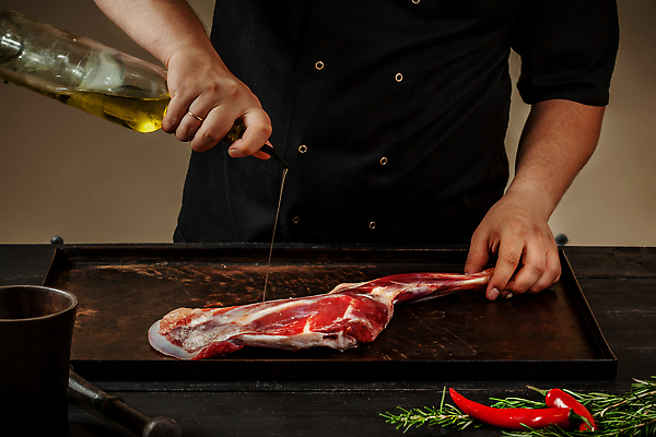 포토 JPG 해외이미지 손 남자 고추 요리 한명 성인 요리사 올리브오일 뿌리기 양고기 로즈메리 성인남자한명만 해외202309 해외포토 직업 1 채소 모션 육류 사람 신체부위 기름_음식 허브 남자한명만 성인남자만 파일형식