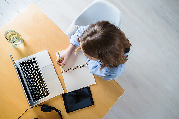 포토 JPG 해외이미지 백인 학생 교육 얼굴 어린이 인터넷 교실 학교 수업 거리 스트레스 주택 피곤 한명 사람 책 노트북 학습 스터디 슬픔 표현 잠 바이러스 좌절 책상 신학기 문제 온라인 코로나바이러스 락다운 해외202309 해외포토 서양인 1 감정 가구 컨셉 건물 신체부위 전자제품 파일형식