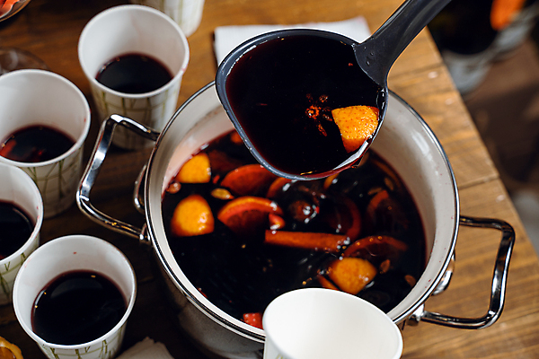 포토 JPG 해외이미지 사람없음 냄비 종이컵 레몬 국자 나눔 시나몬스틱 뱅쇼 해외202309 해외포토 과일 주방용품 컵 와인 솥 일회용 시나몬 파일형식