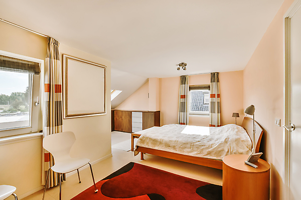 포토 JPG 해외이미지 가구 액자 의자 창문 전등 실내 사람없음 내부 인테리어 카펫 침실 방 침대 커튼 장롱 리빙 해외202309 해외포토 디자인 생활용품 조명 파일형식