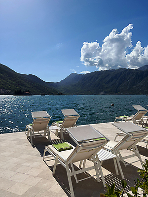 포토 JPG 해외이미지 바다 섬 의자 하늘 휴식 산 서기 사람없음 야외 초록색 파란색 수건 태양 산책로 만 닫기 휴양지 몬테네그로 해외202309 해외포토 자연요소 길 컬러 가구 컨셉 모션 위생용품 장소 파일형식