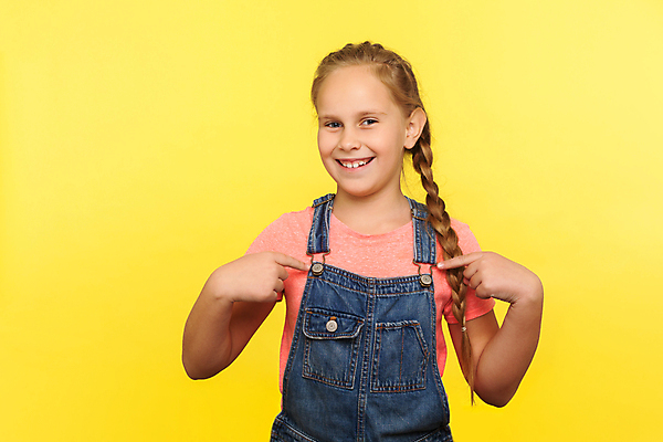 포토 JPG 해외이미지 백인 여자 행복 어린이 성공 실내 한명 미소 웃음 사람 놀람 기쁨 가리킴 최고 자신감 선택 치아 예측 만족 흥분 신분 긍정 보여주기 감탄 고립 노란배경 셀프 승자 엮은 해외202309 해외포토 서양인 1 감정 백그라운드 컨셉 모션 표정 손짓 내부 노란색 소화기관 파일형식