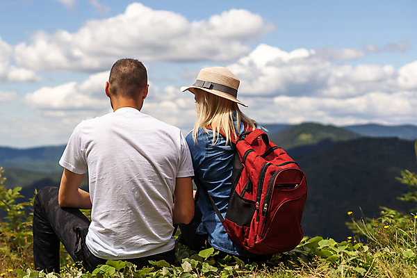 포토 JPG 해외이미지 커플 여자 남자 행복 여행 휴가 산 함께함 사랑 앉기 성인 야외 두명 뒷모습 하이킹 풀잎 성인만 해외202309 해외포토 감정 뷰포인트 컨셉 잎 관계 모션 레저 사람 풀_식물 파일형식