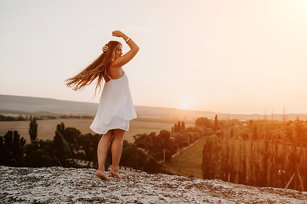 포토 JPG 해외이미지 모델 라이프스타일 드레스 여자 행복 실루엣 여행 웨딩드레스 결혼 자연 하늘 결혼식 휴가 산 사랑 한명 서기 사람 야외 물 햇빛 태양 뷰티 유행 일출 일몰 낭만 자유 신혼여행 흰색 고급 주말 스타일 해외202309 해외포토 자연요소 1 옷 감정 컬러 컨셉 모션 촬영기법 이벤트 생활 노을 생태계 파일형식