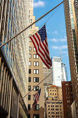 포토 JPG 해외이미지 여행 비즈니스 건축양식 하늘 거리 사람없음 야외 건물 도시풍경 고층빌딩 미국 자유 깃발 도시 도심 성조기 심볼 뉴욕 지역 맨해튼 애국심 랜드마크 해외202309 해외포토 건축물 건축 컨셉 북아메리카 풍경 빌딩 국기 파일형식