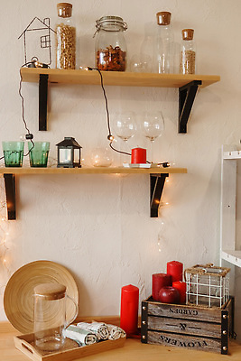 포토 JPG 해외이미지 나무 계절 크리스마스 겨울 공 탁자 휴가 전등 새해 주택 기념 사람없음 내부 장식 빨간색 뷰티 주방 축제 화환 거울 방 기구 축하 분위기 클래식 12월 시골집 리빙 스타일 안락 해외202309 해외포토 식물 기념일 꽃 컬러 가구 컨셉 조명 건물 날짜 파일형식