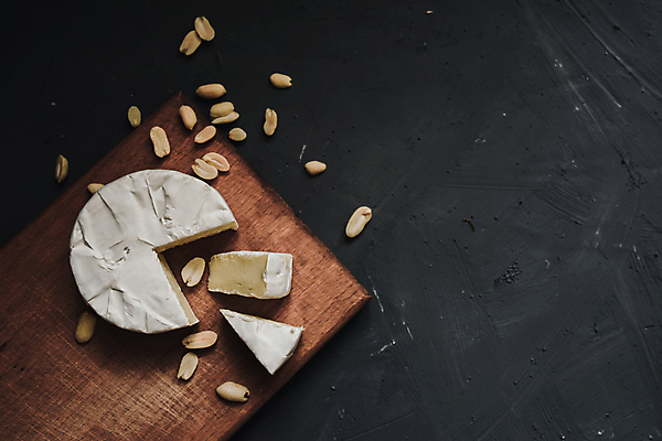 포토 JPG 해외이미지 음식 조각 검은배경 단면 치즈 사람없음 땅콩 나무도마 까망베르치즈 해외202309 해외포토 백그라운드 유제품 도마 목재 검은색 견과류 파일형식
