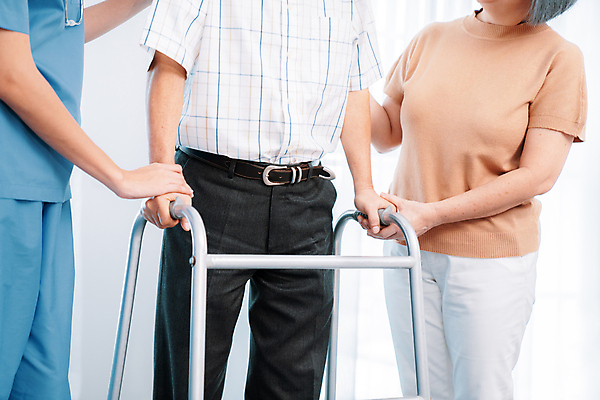 포토 JPG 해외이미지 여자 할아버지 노년 남자 할머니 병원 동양인 상반신 성인 옆모습 세명 걷기 건강관리 기댐 환자 간호사 벨트 장애인 어깨에손 버티다 해외202309 해외포토 잡화 뷰포인트 의학 모션 건강 관리 사람 인종 의료진 장애 파일형식