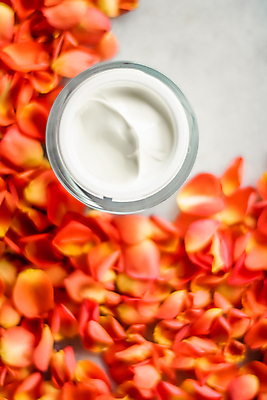 포토 JPG 해외이미지 꽃잎 사람없음 하이앵글 주황색 고급 피부관리 스킨케어 기초화장품 수분크림 해외202309 해외포토 꽃 뷰포인트 컬러 컨셉 뷰티 화장품 파일형식