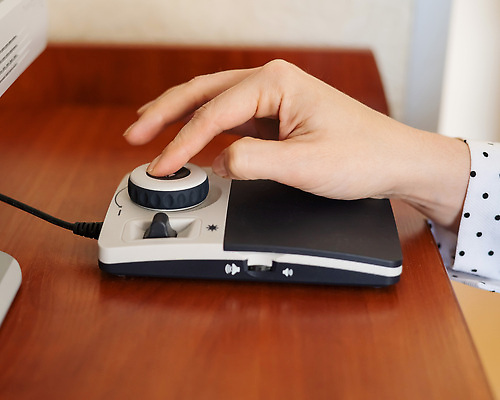 포토 JPG 해외이미지 학생 손 응시 여자 교육 통신 손가락 버튼 고글 실내 손잡이 한명 사람 컴퓨터 디지털 기계 장비 공구 도움 확대 휴대용 읽기 책상 시력 전자 비전 장애 독립 시각장애인 어려움 지능 지원 특별함 헬프 접근 해외202309 해외포토 1 시선 가구 컨셉 모션 내부 신체부위 전자제품 도구 장애인 오브젝트 파일형식