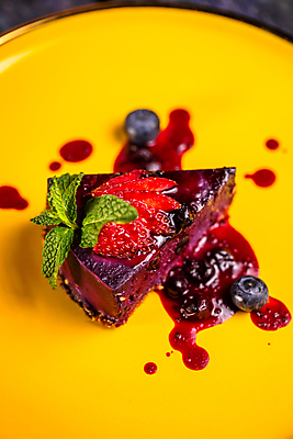 포토 JPG 해외이미지 접시 딸기 사람없음 달콤 조각케이크 민트 블루베리 산딸기 해외202309 해외포토 식기 과일 케이크 맛 허브 파일형식