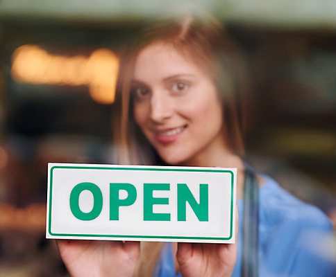 포토 JPG 해외이미지 여자 비즈니스 사업가 한명 상반신 성인 앞모습 잡기 표지판 오픈 사장 창업 개업 성인여자한명만 소상공인 해외202309 해외포토 직업 1 뷰포인트 모션 알림판 사람 경제 상인 자영업 여자한명만 성인여자만 파일형식