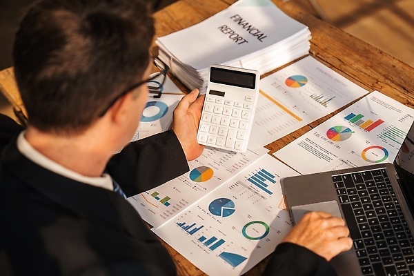 포토 JPG 해외이미지 직업 여자 남자 컨셉 회사 비즈니스 사업가 통신 통계 성공 그래프 직장 한명 사람 앉기 성인 금융 노트북 컴퓨터 사무실 디지털 자료 정보 성장 업무 작업 비즈니스맨 비즈니스우먼 계획 사이버 책상 분석 보고서 경영자 문서 투자 온라인 회계 경영 마케팅 해외202309 해외포토 1 가구 모션 경제 전자제품 직장인 리더 파일형식