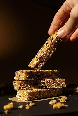 포토 JPG 해외이미지 손 들기 신체부위 갈색 쌓기 견과류 부스러기 에너지바 그래놀라 글루텐프리 해외202309 해외포토 음식 컬러 모션 사람 파일형식