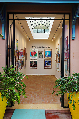 포토 JPG 해외이미지 나무 식물 디자인 컬러 여행 건축양식 아프리카 자연 선인장 주택 손바닥 사람없음 건물 장식 초록색 파란색 컬러풀 정원 우아함 성자 모로코 아랍어 해외202309 해외포토 건축물 손 건축 나라 종교 컨셉 생태계 파일형식