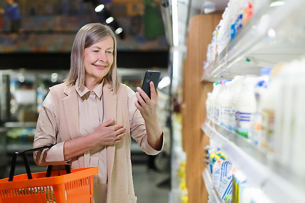 포토 JPG 해외이미지 여자 노년 유제품 한명 들기 상반신 스마트폰 쇼핑 장보기 마트 쇼핑바구니 노인여자한명만 해외202309 해외포토 1 모션 사람 성인 핸드폰 스마트기기 상점 여자한명만 노인여자만 파일형식