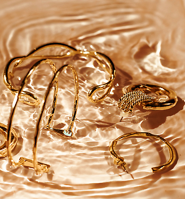 포토 JPG 해외이미지 물결 백그라운드 선물 사람없음 물 귀걸이 금색 우아함 팬던트 해외202309 해외포토 자연요소 컬러 컨셉 장신구 파일형식