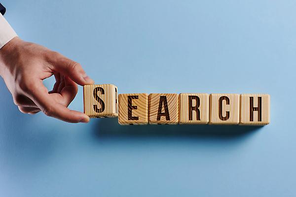 포토 JPG 해외이미지 손 알파벳 비즈니스 텍스트 아이디어 신체부위 파란색 단어 검색 나무블록 카피스페이스 해외202309 해외포토 문자 영어 컬러 컨셉 사람 목재 공백 블록 파일형식