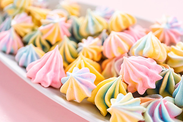 포토 JPG 해외이미지 접시 사람없음 달콤 가득함 홈베이킹 파스텔톤 해외202309 머랭쿠키 해외포토 식기 컬러 쿠키 맛 제빵 머랭 파일형식