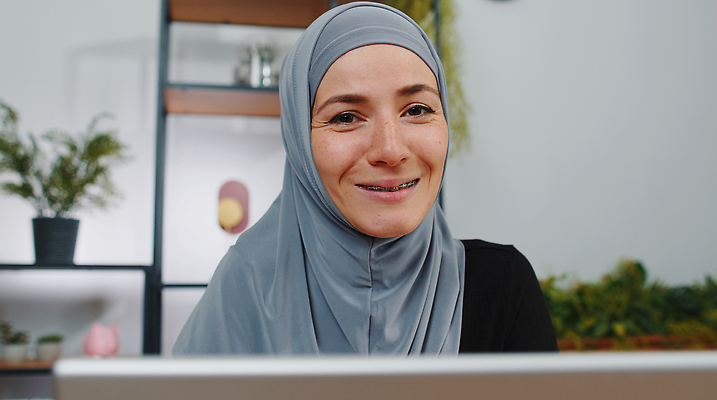 포토 JPG 해외이미지 직업 여자 교육 비즈니스 사업가 통신 놀이 거리 주택 직장 실내 한명 노트북 학습 스터디 컴퓨터 사무실 공책 관찰 타이핑 업무 비즈니스우먼 이슬람교 종업원 사이버 책상 경영자 비서 멀리 온라인 사우디아라비아 프리랜서 화상통화 네트워킹 대리인 해외202309 해외포토 1 종교 가구 회사 중동 모션 문구용품 사람 내부 건물 전자제품 작업 직장인 네트워크 리더 통화 파일형식