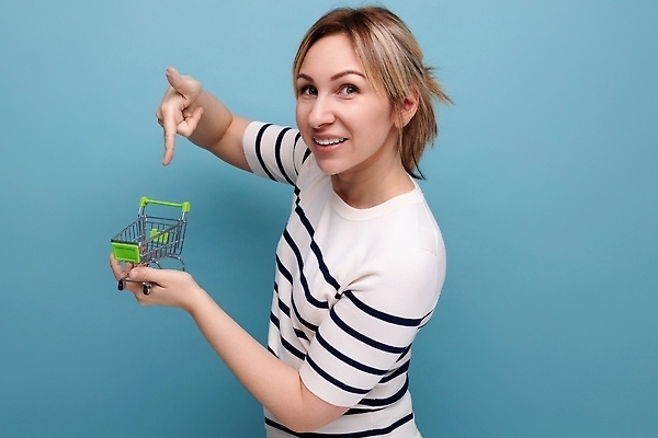 포토 JPG 해외이미지 모델 모자 1 가방 모바일 설계 실내 한명 사람 성인 경제 파란색 스마트폰 쇼핑 상자 귀여움 확성기 카트 흰색 시장 상업 금요일 돌봄 비명 예산 스타일 카피스페이스 해외202309 해외포토 잡화 컬러 컨셉 모션 내부 핸드폰 스마트기기 공백 요일 파일형식