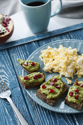 포토 JPG 해외이미지 접시 빵 백그라운드 다이어트 쟁반 샌드위치 건강 사람없음 목재 컵 빨간색 초록색 파란색 식탁보 아침식사 냅킨 칼로리 아보카도 과카몰리 채식주의자 크랜베리 맛있는 해외202309 해외포토 나무 식기 열매 음식 컬러 과일 재료 식사 소스_음식 채식 파일형식