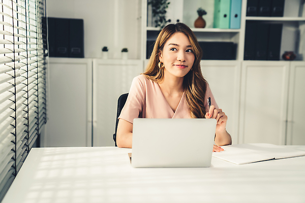 포토 JPG 해외이미지 응시 여자 직장 실내 한명 동양인 정장 상반신 성인 앞모습 노트북 펜 잡기 업무 블라인드 비즈니스우먼 책상 성인여자한명만 해외202309 해외포토 1 시선 옷 뷰포인트 가구 회사 비즈니스 모션 사람 인종 내부 전자제품 필기구 작업 커튼 직장인 여자한명만 성인여자만 파일형식