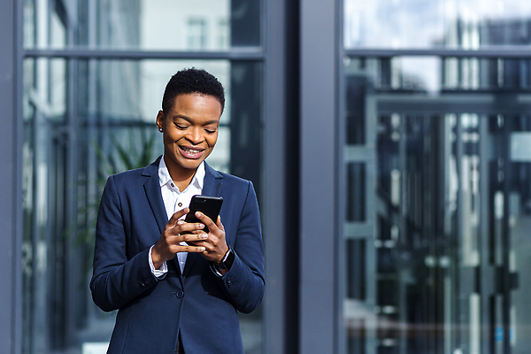 포토 JPG 해외이미지 학생 응시 행복 감정 흑인 비즈니스 사업가 성공 짧은머리 기념 한명 미소 사람 스마트폰 핸드폰 놀람 기쁨 축하 표현 최고 업무 비즈니스우먼 네트워크 메시지 뉴스 사이버 읽기 흥분 면접 온라인 승진 소셜 승자 필승 사용자 해외202309 해외포토 서양인 직업 1 헤어스타일 시선 여자 컨셉 모션 표정 전자제품 스마트기기 우승 작업 직장인 파일형식