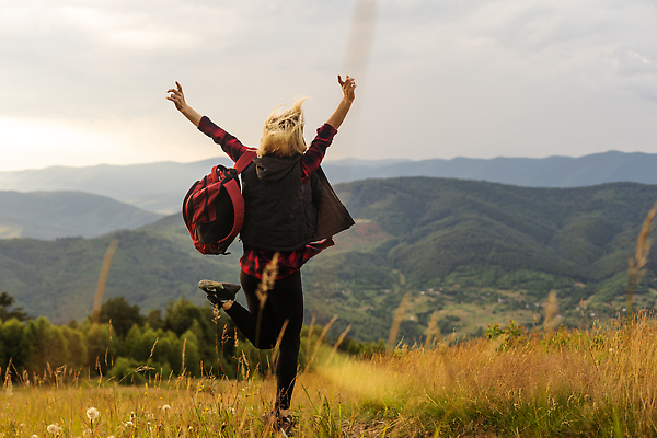 포토 JPG 해외이미지 전신 여자 행복 여행 배낭 하늘 성공 휴가 한명 성인 야외 뒷모습 만세 하이킹 풀잎 다리들기 백패커 하이커 해외202309 해외포토 1 감정 뷰포인트 컨셉 잎 가방 모션 레저 사람 풀_식물 파일형식