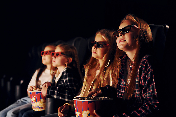 포토 JPG 해외이미지 여자 어린이 의자 들기 앉기 여러명 상반신 옆모습 영화관 영화 팝콘 3D안경 문화생활 영화감상 소녀만 해외202309 해외포토 라이프스타일 안경 뷰포인트 가구 다수 모션 문화예술 사람 감상 극장 여자만 어린이만 파일형식