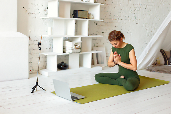 포토 JPG 해외이미지 라이프스타일 스포츠 신체 요가 휴식 거리 아파트 주택 실내 건강 한명 성인 취미 내부 초록색 노트북 스마트폰 운동복 운동 햇빛 매트 흰색 유연 집중 연습 명상 위치 온라인 고립 필라테스 아사나자세 해외202309 해외포토 1 웰빙 옷 컬러 컨셉 사람 건물 생활 전자제품 핸드폰 스마트기기 태양 요가자세 파일형식