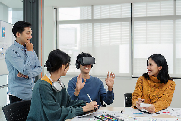 포토 JPG 해외이미지 직업 디자인 남자 비즈니스 유리 미래 기술 사람 여러명 컴퓨터 사무실 3D 디지털 헤드폰 장비 시험 게임 작업 그룹 디자이너 사이버 동료 흥분 동영상 혁명 개발 소프트웨어 프로그래머 프로그래밍 가상 가상현실 현실 해외202309 해외포토 교육 감정 음향기기 다수 컨셉 관계 재질 놀이 전자제품 디지털합성 파일형식