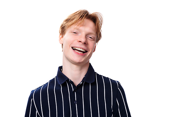 포토 JPG 해외이미지 백인 모델 1 학생 외관 남자 유럽 얼굴 벽 포즈 백그라운드 실내 한명 서기 사람 성인 금발 유행 백발 흰색 표현 시원함 문신 흰배경 고립 성격 심각 스타일 힙스터 카피스페이스 해외202309 해외포토 서양인 헤어스타일 패션 나라 컬러 컨셉 모션 내부 신체부위 공백 파일형식