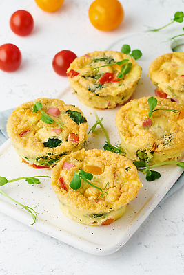 포토 JPG 해외이미지 채소 방울토마토 도마 사람없음 계란 머핀 베이컨 계란빵 해외202309 해외포토 빵 토마토 주방용품 돼지고기 알 파일형식