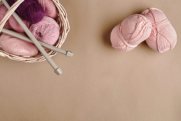 포토 JPG 해외이미지 분홍색 사람없음 바구니 털실 실타래 대바늘 카피스페이스 해외202309 해외포토 컬러 공백 실 파일형식