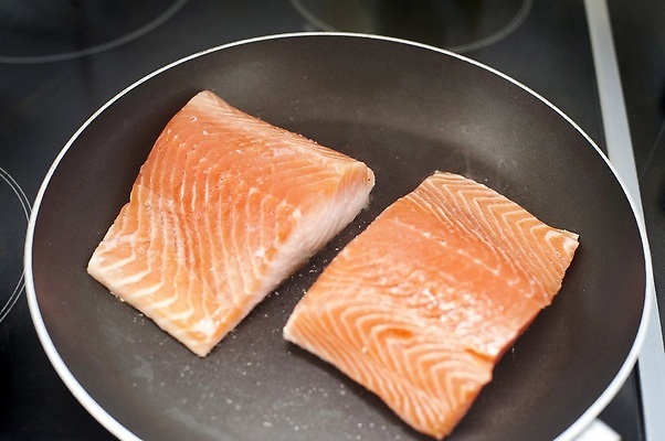 포토 JPG 해외이미지 음식 분홍색 재료 건강 어류 요리 사람없음 저녁식사 튀김 해산물 준비 연어 해외202309 해외포토 컬러 식사 수중동물 파일형식