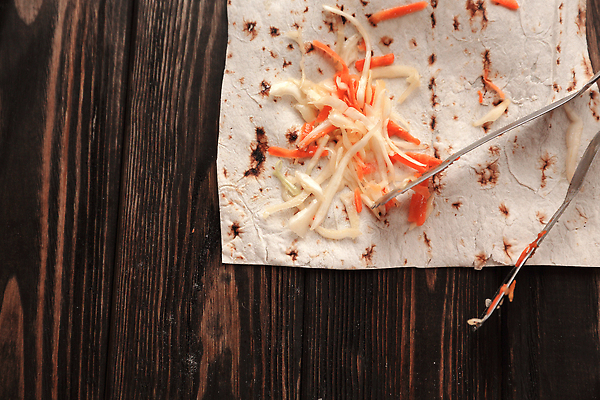 포토 JPG 해외이미지 집게 사람없음 당근 양배추 케밥 양배추샐러드 피타 카피스페이스 나무배경 해외202309 해외포토 음식 빵 백그라운드 채소 뿌리채소 공백 샐러드 파일형식