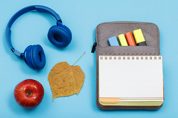 포토 JPG 해외이미지 잎 문구용품 사람없음 스터디 연필 헤드폰 공책 공백 사과 오브젝트 파란배경 파우치 해외202309 해외포토 식물 음향기기 백그라운드 가방 과일 학용품 파란색 학습 필기구 파일형식