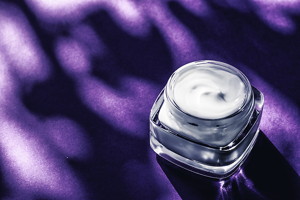 포토 JPG 해외이미지 사람없음 고급 피부관리 스킨케어 기초화장품 보라색배경 수분크림 해외202309 해외포토 백그라운드 컨셉 뷰티 보라색 화장품 파일형식