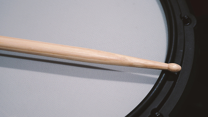 포토 JPG 해외이미지 음악 백그라운드 노래 놀이 타악기 사람없음 목재 세트 머리 금속 소리 콘서트 음악가 장비 흰색 기구 악단 쌍 막대기 닫기 은색 오브젝트 드럼 롤 오디오 기어 내추럴 패드 고립 드러머 드럼스틱 리듬 뮤지컬 베이스 타격 해외202309 해외포토 나무 직업 악기 컬러 재료 모션 재질 현악기 문화예술 신체부위 전자제품 공연 파일형식