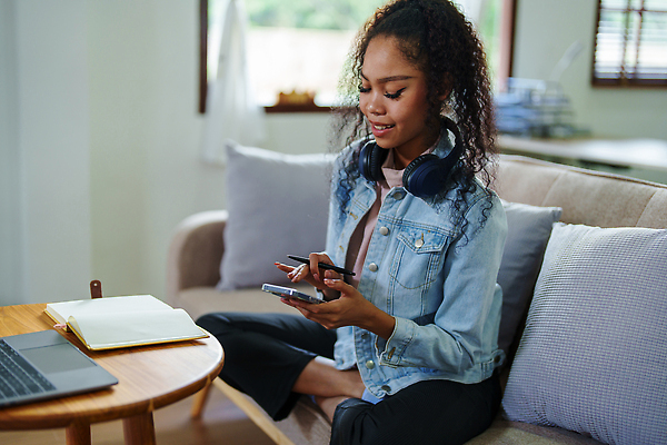 포토 JPG 해외이미지 응시 교육 행복 백그라운드 인터넷 비즈니스 통신 청소년 협력 설계 갈색머리 한명 미소 사람 앉기 동양인 인종 성인 가로 노트북 스마트폰 학습 스터디 컴퓨터 소파 유행 검은색 잡기 작업 비즈니스우먼 E 연결 토론 스마트 동료 미녀 온라인 해외202309 해외포토 1 헤어스타일 알파벳 시선 여자 감정 컬러 컨셉 의자 관계 모션 표정 전자제품 핸드폰 스마트기기 직장인 미인 파일형식