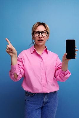 포토 JPG 해외이미지 백인 여자 행복 감정 유럽 분홍색 백그라운드 셔츠 인터넷 비즈니스 통신 모바일 노동자 세포 기술 실내 한명 성인 스마트폰 핸드폰 금발 사무실 뷰티 유행 스크린 네트워크 메시지 종업원 블라우스 긍정 언론 비서 온라인 고립 관리자 채팅 목업 해외202309 해외포토 서양인 직업 1 헤어스타일 나라 컬러 컨셉 상의 사람 내부 전자제품 스마트기기 파일형식