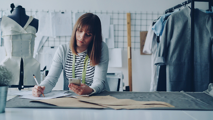 포토 JPG 해외이미지 직업 디자인 옷 여자 비즈니스 사업가 직장 기술 실내 창조 한명 사람 스마트폰 핸드폰 연필 유행 직물 작업실 바느질 디자이너 스케치 스마트 책상 그림 바쁨 자영업 질서 온라인 재단 재단사 방법 스타일리스트 핸드메이드 중소기업 해외202309 해외포토 1 가구 컨셉 회사 학용품 미술 내부 전자제품 스마트기기 필기구 예절 파일형식