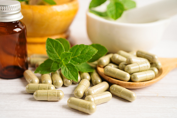 포토 JPG 해외이미지 건강 사람없음 알약 약 숟가락 허브 유기농 절구 공병 절구방아 해외202309 해외포토 식물 웰빙 의학 수저 도구 병_담는 파일형식