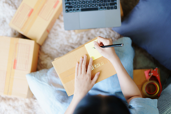 포토 JPG 해외이미지 옷 여자 행복 아시아 백그라운드 컨셉 인터넷 비즈니스 포장 사업가 성공 주택 한명 동양인 노트북 스마트폰 컴퓨터 상자 알약 판매 상점 비즈니스우먼 상품 상인 고객 확인 온라인쇼핑 패키지 질서 획득 온라인 주인 짐싸기 전자상거래 마케팅 프리랜서 해외202309 해외포토 직업 1 감정 나라 사람 인종 건물 전자제품 핸드폰 스마트기기 쇼핑 약 예절 직장인 파일형식