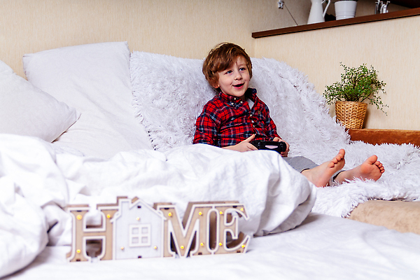 포토 JPG 해외이미지 백인 어린이 컨셉 장난 텍스트 가정 침구 놀이 휴식 거리 주택 실내 따뜻함 경고 한명 소년 사람없음 목재 단어 약 침실 게임 침대 바이러스 보호 담요 고립 관리자 비디오게임 위기 전염병 제어 카피스페이스 코로나바이러스 안락 해외202309 해외포토 서양인 나무 문자 1 남자 가구 재료 의학 사람 내부 건물 공백 질병 파일형식