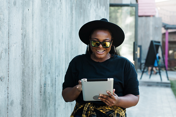 포토 JPG 해외이미지 학생 라이프스타일 드레스 공원 여자 흑인 인터넷 한명 서기 앉기 야외 10대 뷰티 알약 디지털 기댐 터치 잡기 도시 네트워크 우아함 온라인 패드 섞기 소셜 힙스터 카피스페이스 연습생 브라질사람 혼혈 해외202309 해외포토 서양인 1 옷 공공시설 패션 컨셉 모션 청소년 사람 생활 약 공백 연습 다문화 파일형식