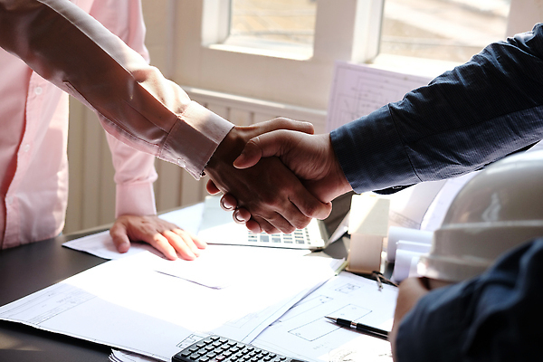 포토 JPG 해외이미지 직업 손 디자인 남자 종이 비즈니스 건축양식 성공 부동산 협력 악수 주택 직장 관리 안전 사람 사람없음 건물 사무실 펜 거래 작업 엔지니어 재산 계획 안전모 헬멧 건축가 책상 흔들림 청사진 공학 리빙 떨림 진짜 프로젝트 해외202309 해외포토 건축물 교육 건축 가구 컨셉 회사 모션 손짓 신체부위 금융 필기구 기술자 안전장비 보호장비 파일형식