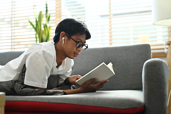 포토 JPG 해외이미지 남자 엎드리기 창문 한명 동양인 상반신 성인 책 소파 독서 블라인드 집중 무선이어폰 성인남자한명만 안경낌 해외202309 해외포토 1 안경 이어폰 컨셉 의자 모션 사람 인종 커튼 남자한명만 성인남자만 파일형식