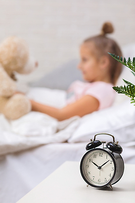 포토 JPG 해외이미지 여자 어린이 잎 베개 탁자 한명 상반신 옆모습 아웃포커스 눕기 곰인형 침실 이불 자명종 침대 잡기 소녀한명만 해외202309 해외포토 식물 1 인형 뷰포인트 시계 가구 침구 모션 촬영기법 사람 알람 여자한명만 소녀만 파일형식